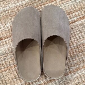 Suede clogs